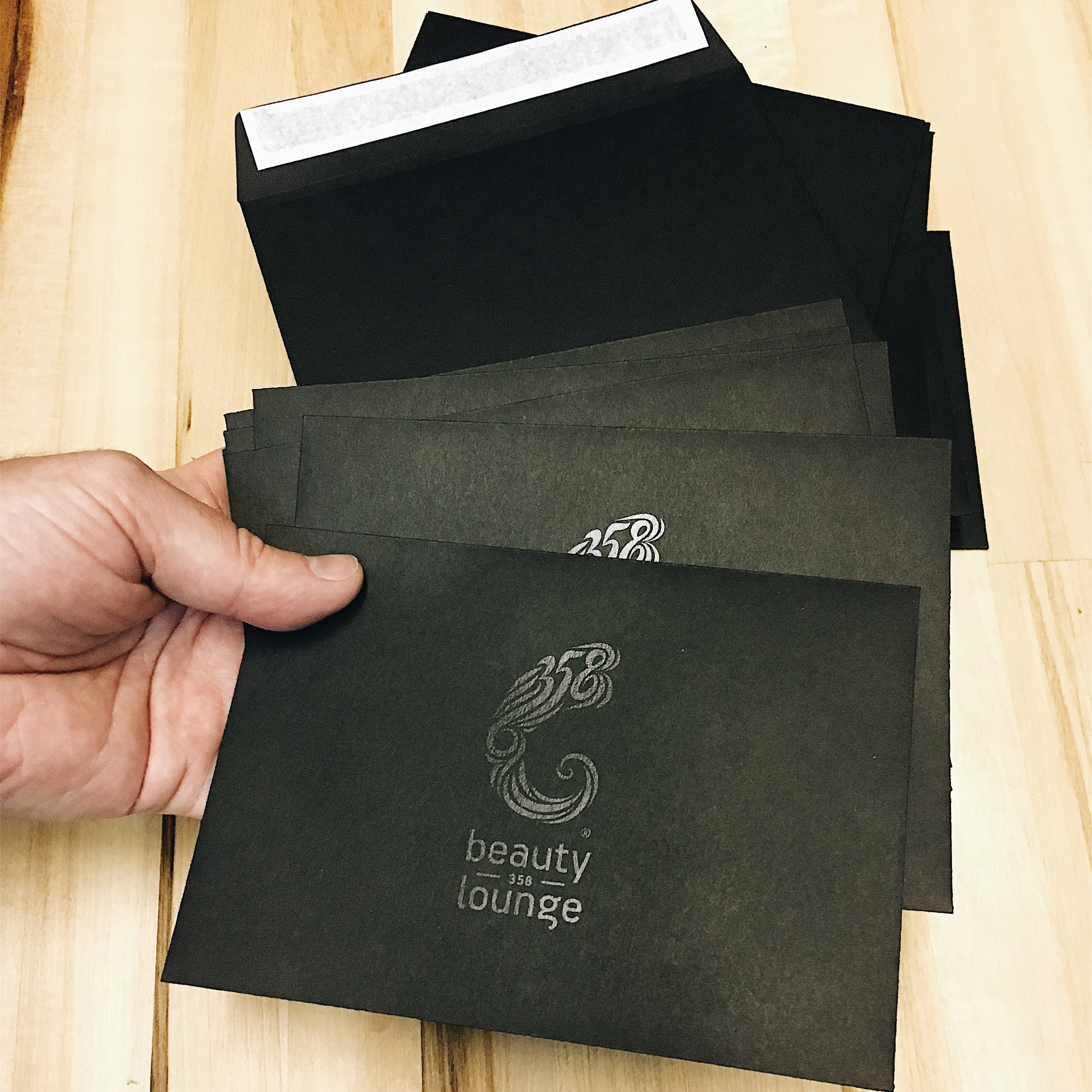 Черные конверты с печатью